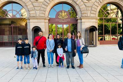 Местният служител на посолството ни в Кабул и семейството му разгледаха историческите забележителности в София